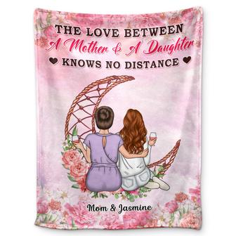 Mother The Love Between A Mother & A Daughter Knows No Distance - Gift For Mom - Personalized Custom Fleece Blanket - Thegiftio UK